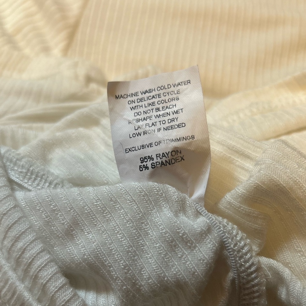 White Mock Neck Ribbed Ruched Top - Picture 4 of 4
